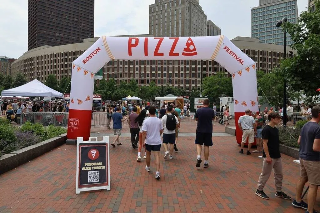 Four a bois et pizza en cuisson