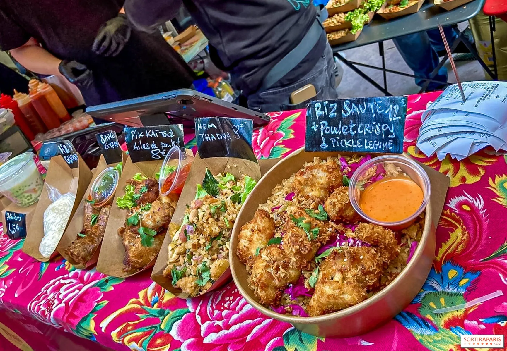 Clients degustant la cuisine asiatique du food truck