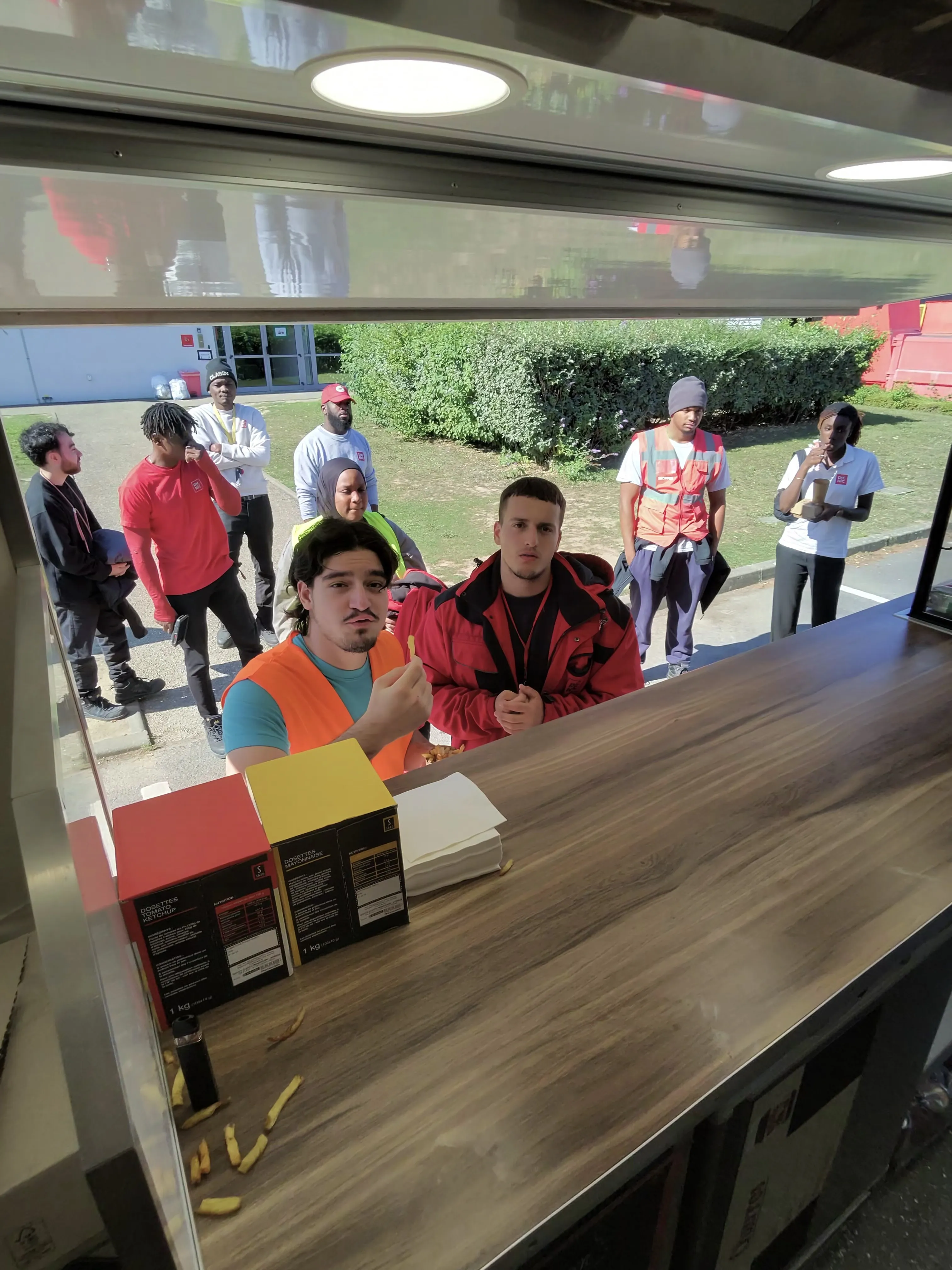 Chef fumant des viandes low and slow