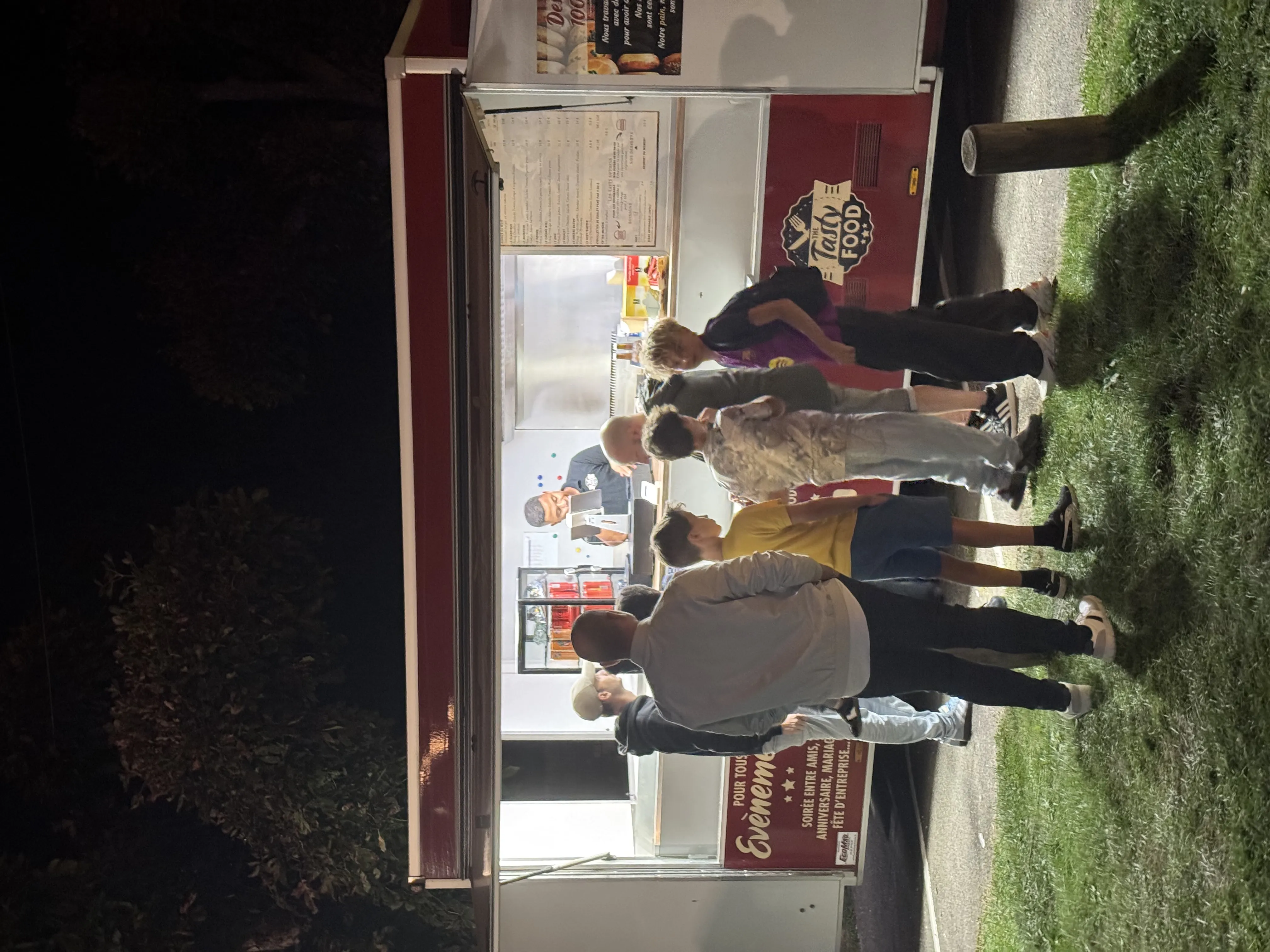 Burger gourmet servi depuis le food truck