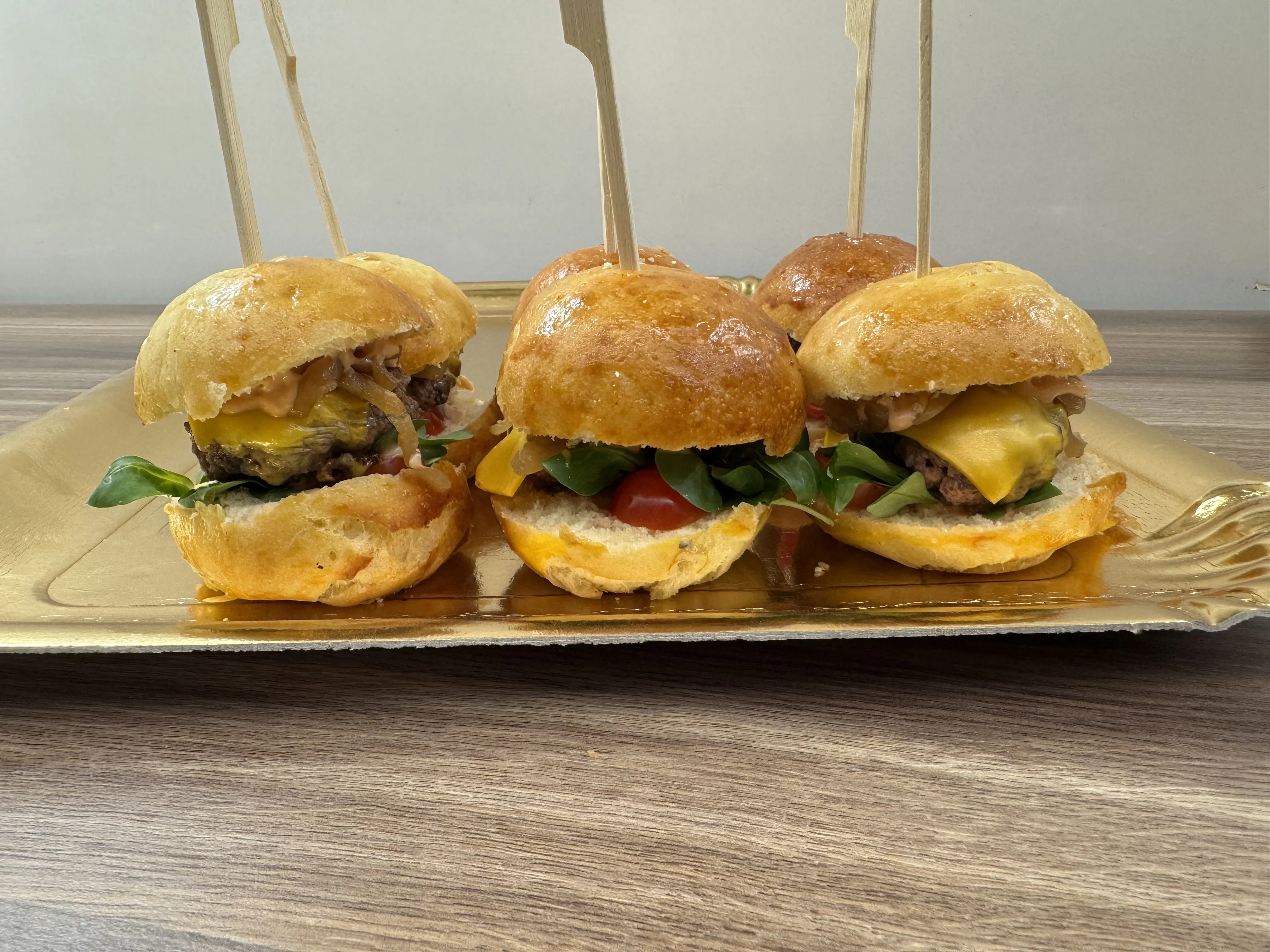 Chef preparant un burger artisanal