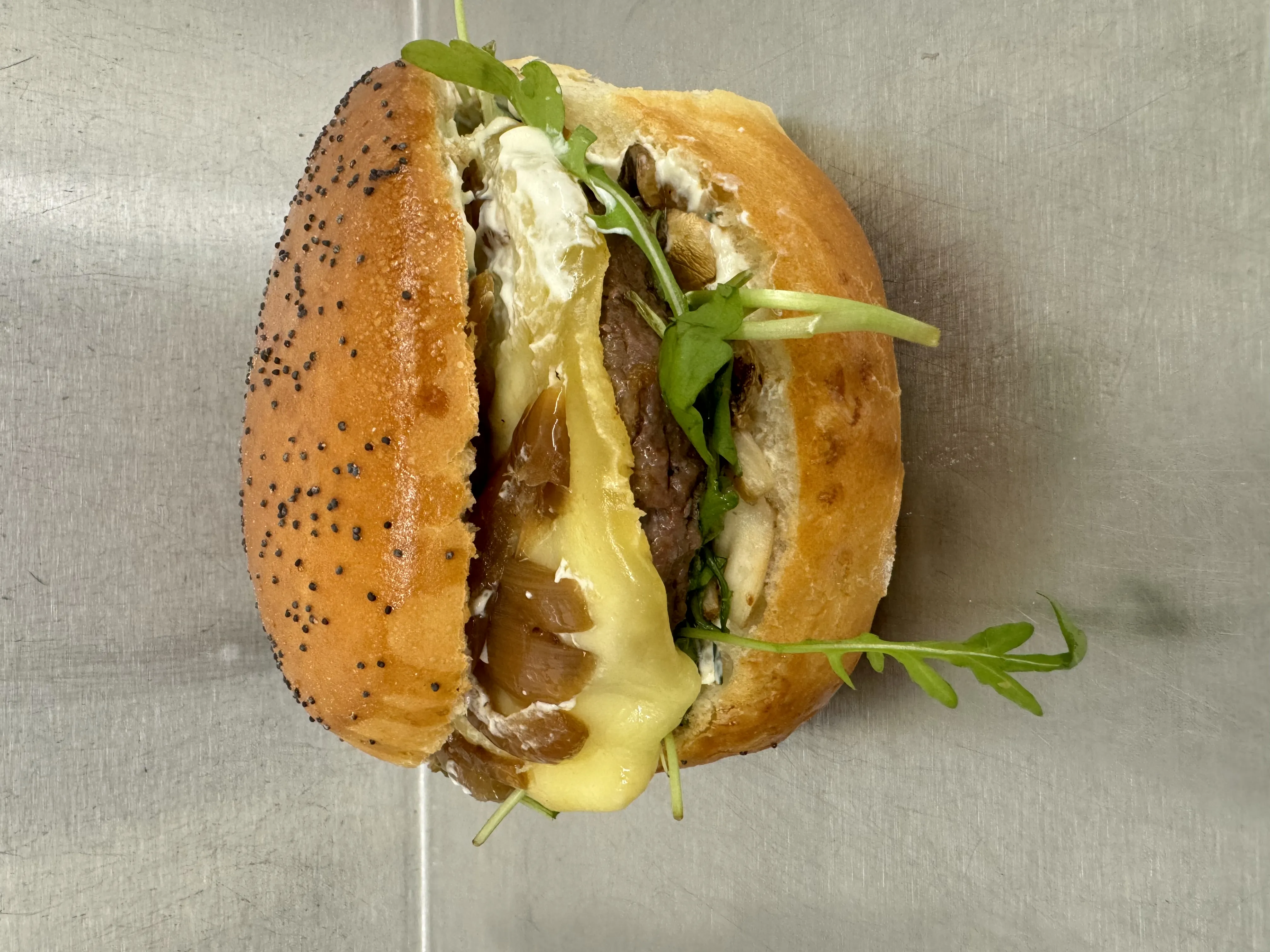 Convives degustant les burgers The Tasty Food