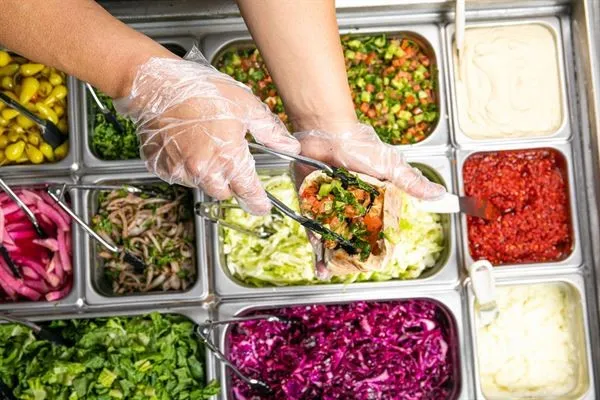 Equipe preparant des salades sante